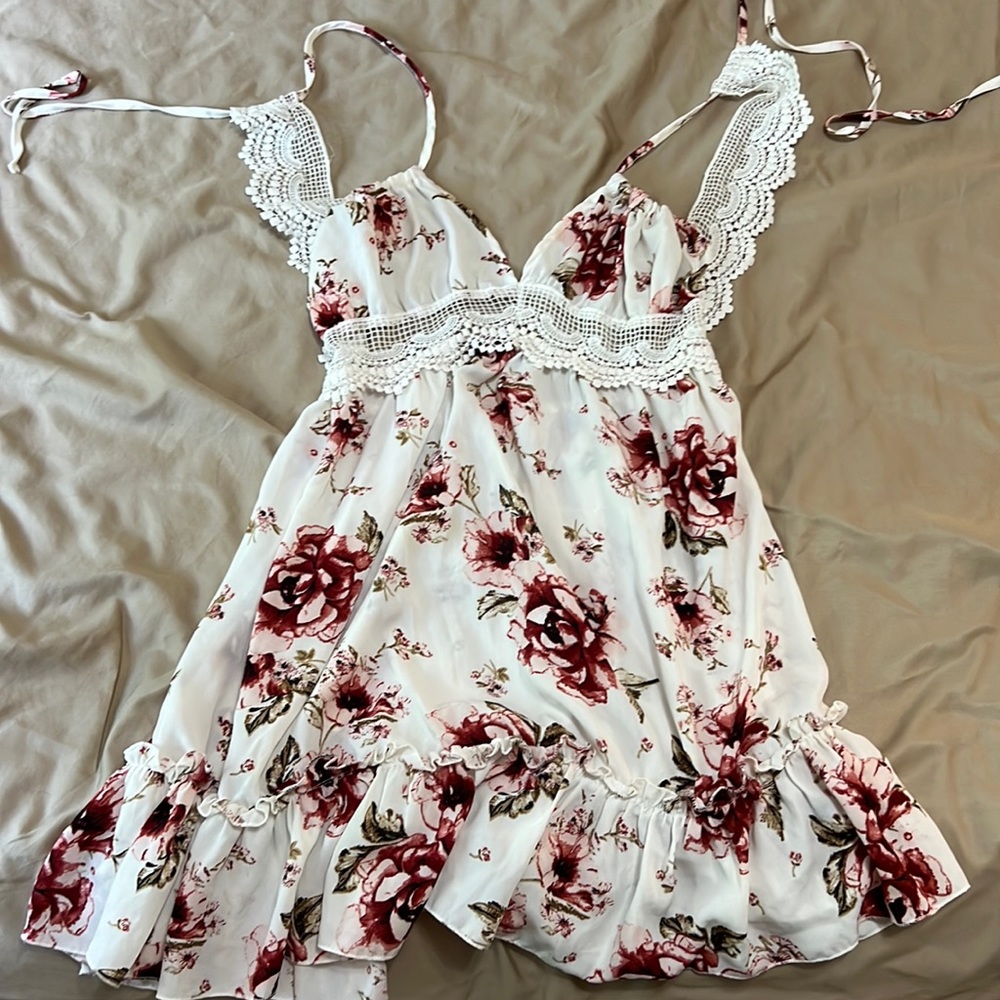 Size XS, floral and lace open back sundress
